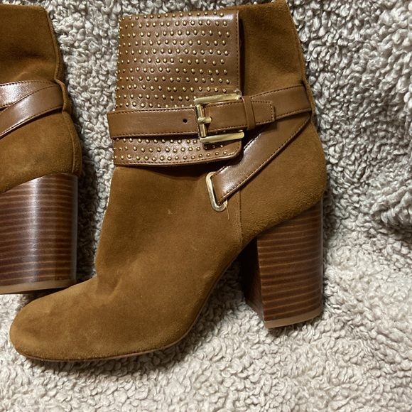 Michael Kors Ankle Boots Suede Tan/Brown w/ankle wrap straps & Gold Metal Studs - Picture 4 of 14